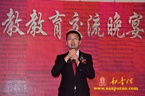 中加佛教教育交流晚宴暨闽南佛学院校友会加拿大分会挂牌仪式在加拿大五台山隆重举行(图6)