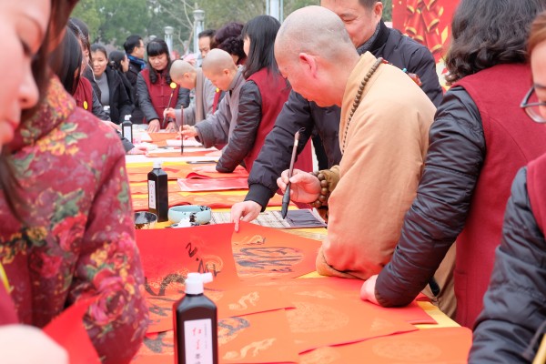 乐清市佛教协会开展“不忘初心，善用其心，共筑中国梦”法师们写春联送祝福活动(图4)