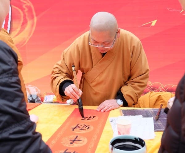 乐清市佛教协会开展“不忘初心，善用其心，共筑中国梦”法师们写春联送祝福活动(图11)