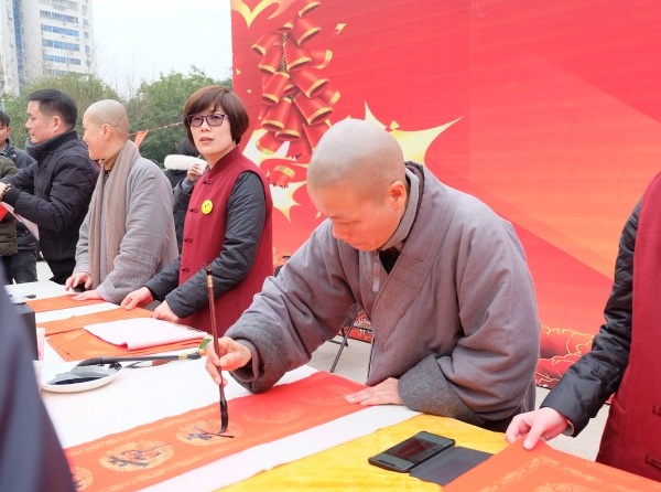 乐清市佛教协会开展“不忘初心，善用其心，共筑中国梦”法师们写春联送祝福活动(图14)